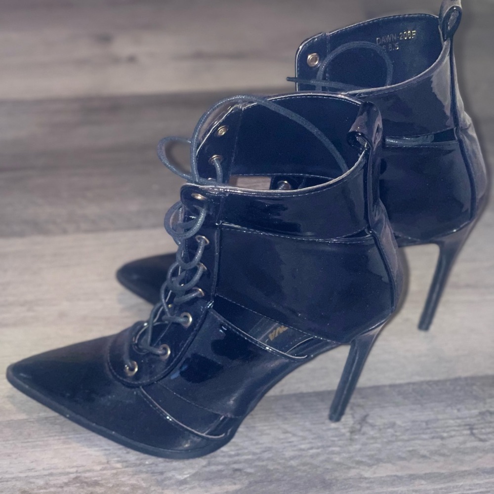 Gorgeous shiny black size 8.5 leather stiletto booties lace up